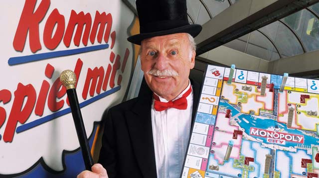 Mister Monopoly zeigt sich spendabel: Zum 75. Geburtstag des Spieleklassikers verschenkt Habsro das Barvermögen der Monopoly-Bank: 20.580 Euro. Foto: obs/Habsro Deutschland Mister Monopoly zeigt sich spendabel: Zum 75. Geburtstag des Spieleklassikers verschenkt Habsro das Barvermögen der Monopoly-Bank: 20.580 Euro. Foto: obs/Habsro Deutschland