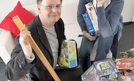 Die Juroren Julia Rahmelow (rechts) und Ralf Ruhl haben 20 aktuelle Spiele für den Deutschen Lernspielpreis nominiert. Foto: Deutscher Lernspielpreis